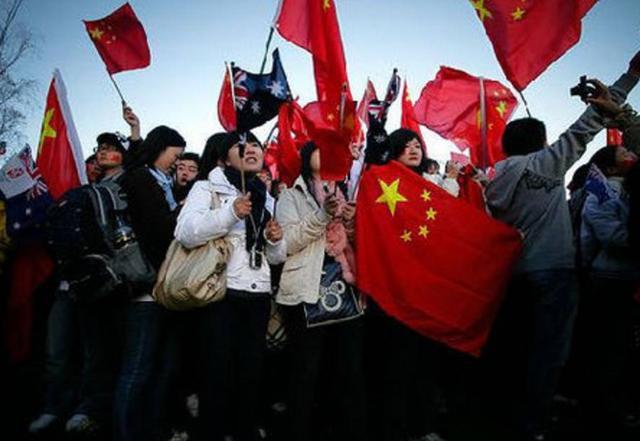 逃离残破的船只